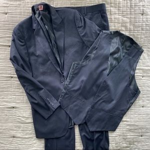 WILKE-RODRIGUEZ Modern Fit 3 pc Men’s Suit